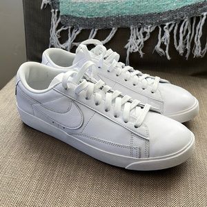 White Nike sneakers. Size 9.